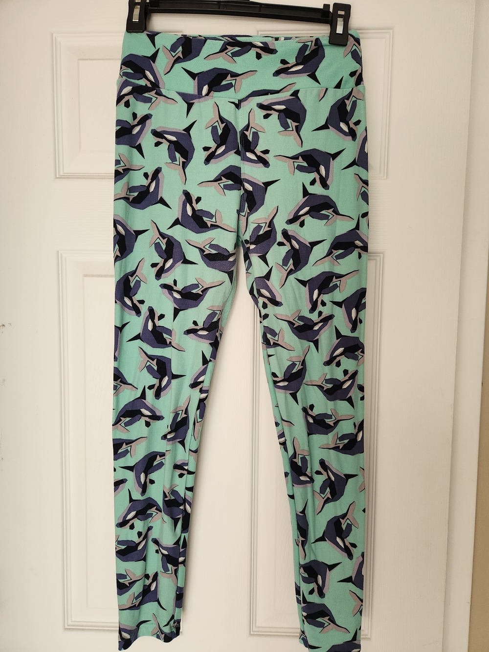 LuLaRoe Mint Leggings with Navy and Light Pink Whale Pattern